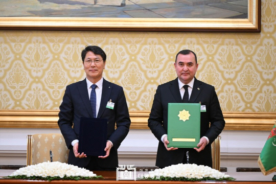 홍현성(왼쪽) 현대엔지니어링 대표이사와 막삿 바바예프 투르크멘가스 회장이 업무협약식을 가진 후 기념촬영을 하고 있다.  [대통령실 제공]